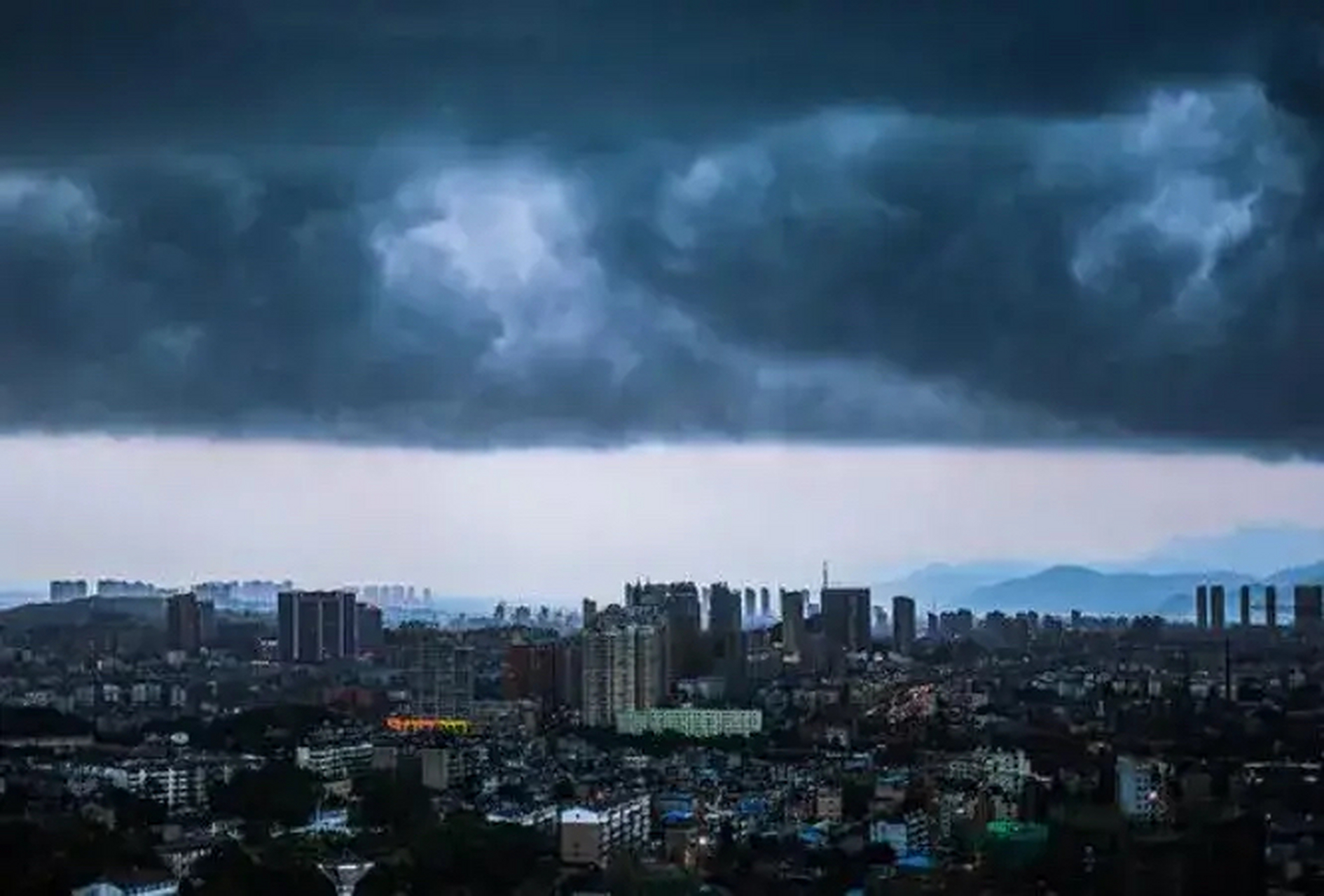 互聯(lián)網(wǎng)風(fēng)向在變了(互聯(lián)網(wǎng)的風(fēng)起云涌,不僅從根本上顛覆了許多傳統(tǒng)行業(yè))